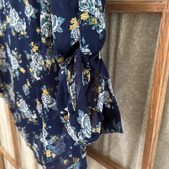 Sheer floral top - Picture 3 of 5